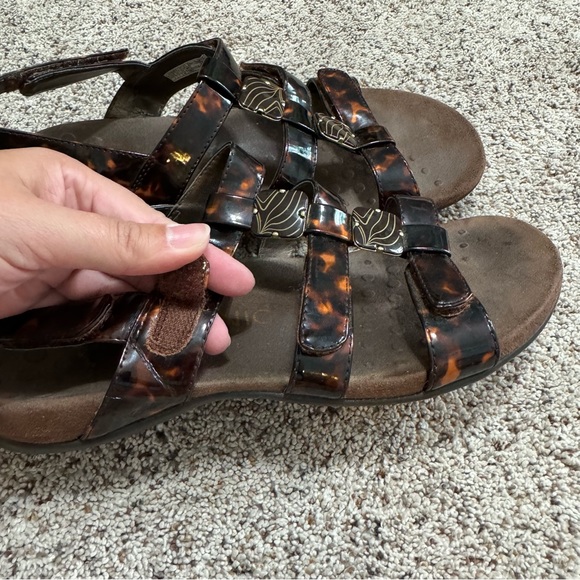 Vionic Amber Tortoise Adjustable Sandals—9 - Picture 4 of 13